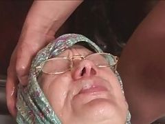Бабка получила сперму в рот после горячего траха на полу