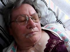 Парень кончает на лицо толстой немецкой бабушки